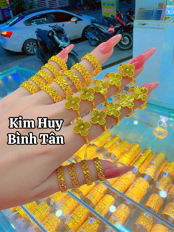 Nhẫn Na Tra vàng với thiết kế tinh xảo, sắc nét
